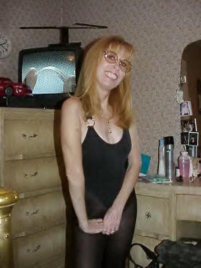 18P Amateur mature Dottie wearing pantyhose.