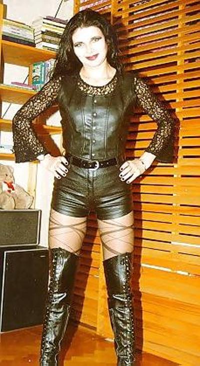 25P Gabi queen of boots
