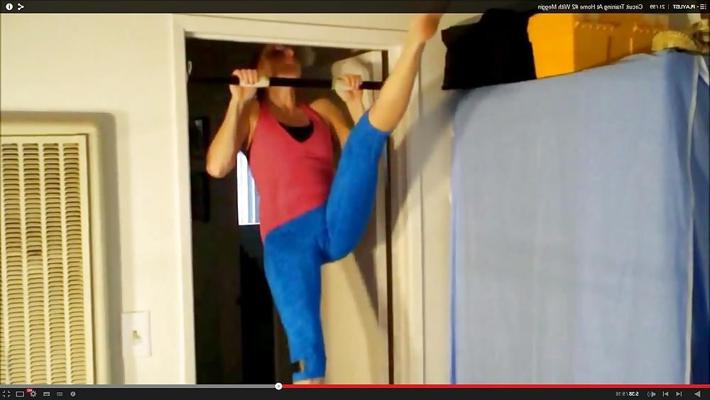 6P Durchsichtige Muschi und Anus der MILF auf YouTube Fitness