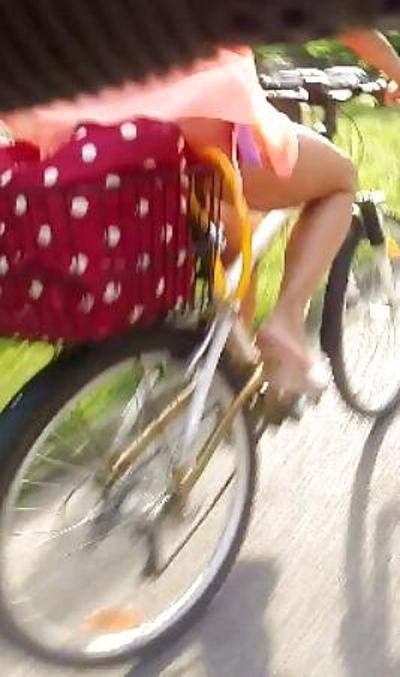 12P おっと、道路のパンチラに紫色のパンティー