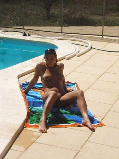 9P Amateur sexy dans la piscine chatte rasée