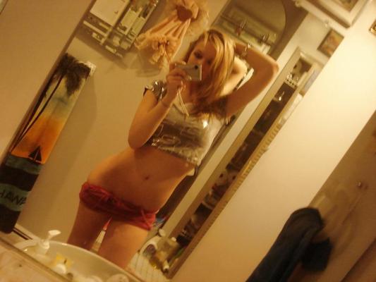 18P Photos nues d'une petite amie blonde super sexy