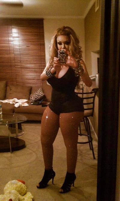 25P Étonnamment transexuelle transsexuelle Ladyboy Selfie