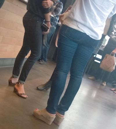 8P Des milfs avec de beaux culs et de beaux pieds portant des jeans moulants
