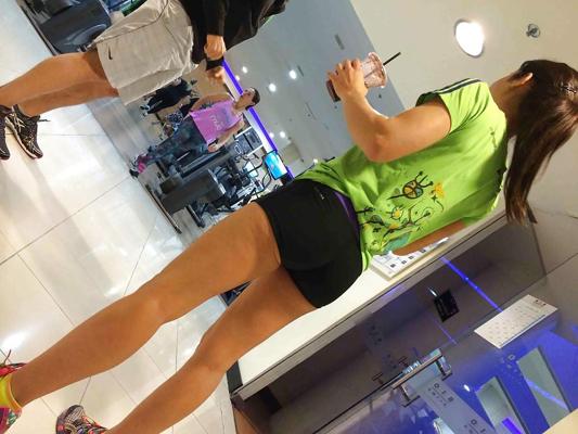 25P Voyeur dans le gymnase 01