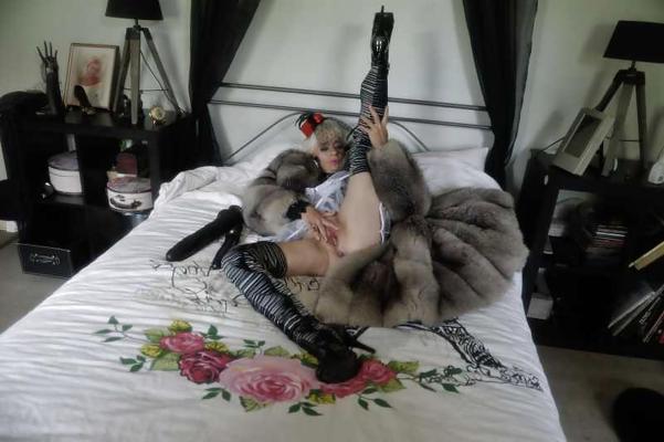 13P Französisches Dienstmädchen in High Heels, Stiefeln und Pelz