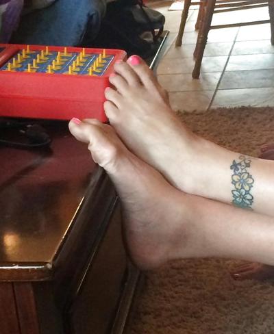 15P More wifes blue and pink toes