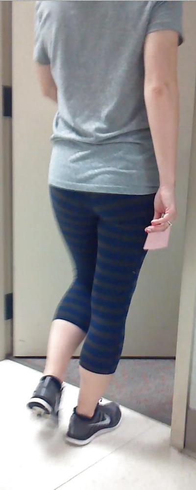 9P Frau in Yogahosen