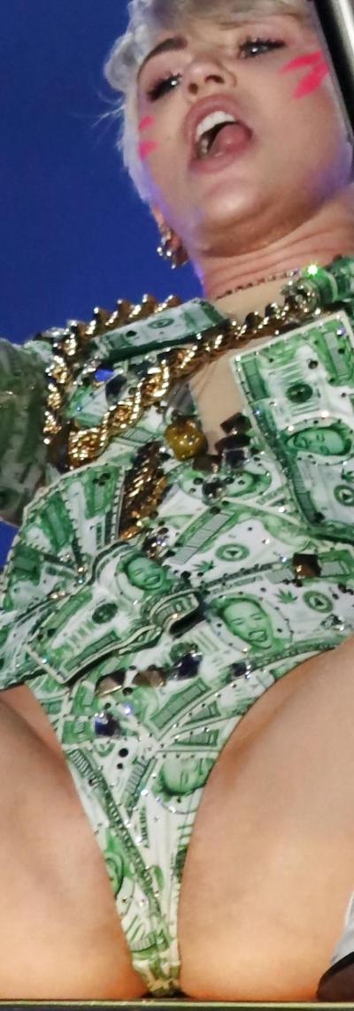 5P Miley Cyrus‘ Pussy Hair n Lips