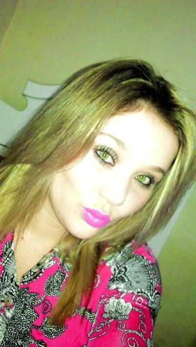 7P Blonde Hottie Self Pics
