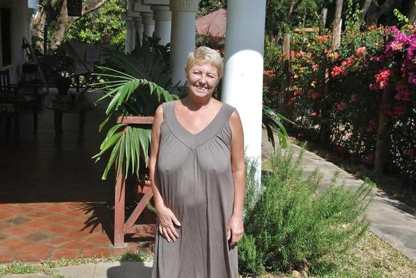 20P Mother with saggy tits.