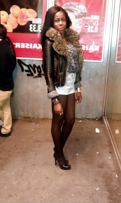 25P Ebony pantyhose non nude
