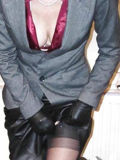 17P Stockings, sussies and a bit of cleavage