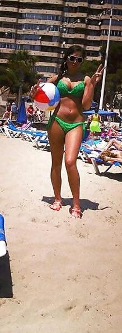 25P Wanking To Friend's Holiday Pics