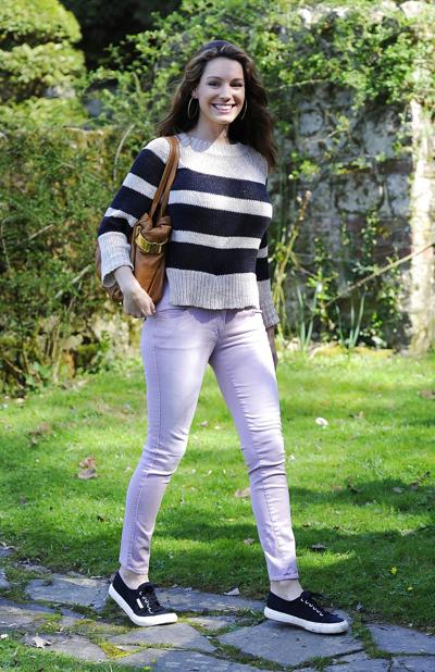 14P Kelly Brook, enceinte, en jean rose, à Londres