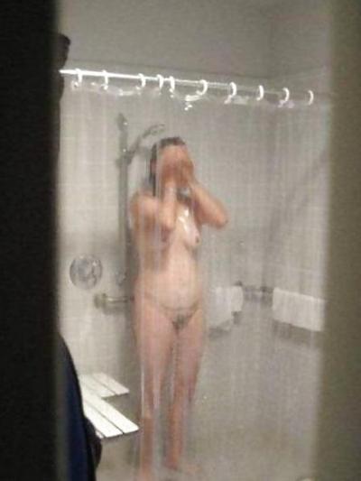 4P Spying on my naked mom - pixs  from cellphone