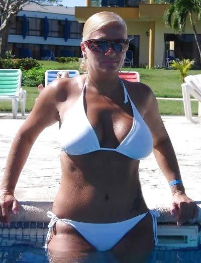 4P Serbe Cheveux courts MILF-Gros seins