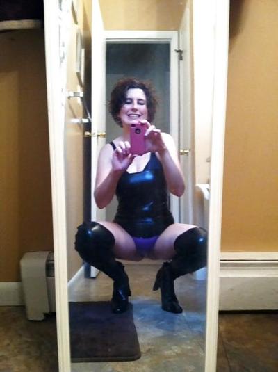 10P HOT MILF IN BOOTS SHOWING HOT ASS