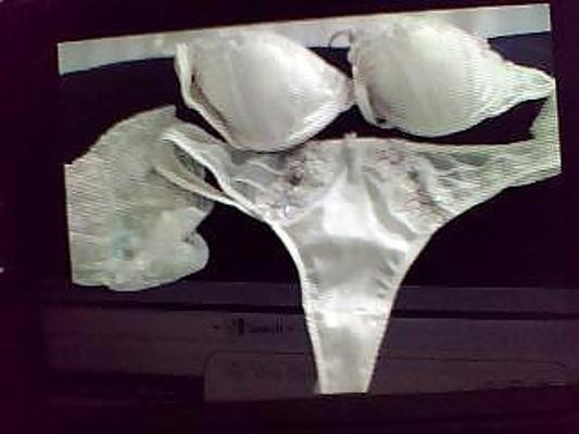 4P 妻のパンティ、ブラジャー、巨大なゴム製ディルド