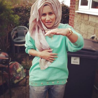 25P Cute hijab girl ... show her some love