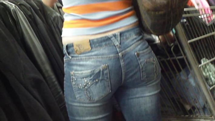 25P Miss Perfect enger Arsch und Hintern in Jeans im Laden