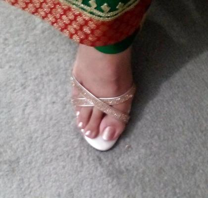 13P 英国インド人の妻とその親戚の率直な足