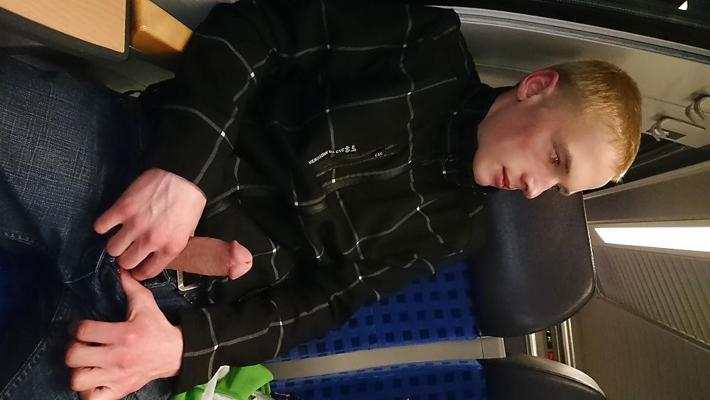 11P Teens im zug