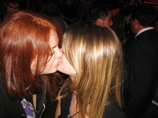 25P Girls Kissing Girls 12