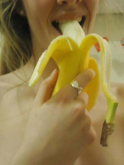 12P セクシーな淡い素人娘がバナナをしゃぶる
