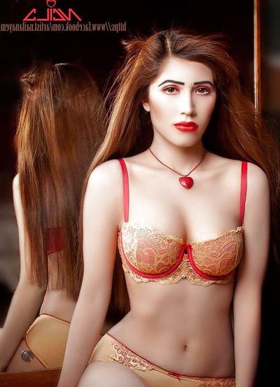 13P Modèle bengali aux gros seins : Naila Nayem