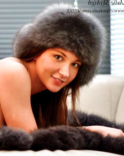 5P 小犬スタイルとブーツを履いたファーフェチの女王が彼女の熱いろくでなしを見せます!