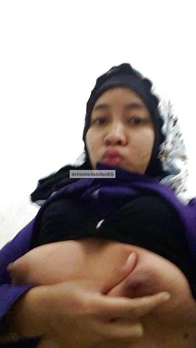 4P Indonesia cewek jilbab main sama toket