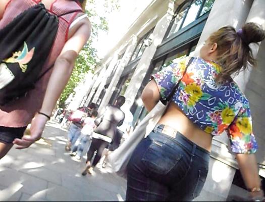 15P PAWG rousse en jeans moulants dans la rue