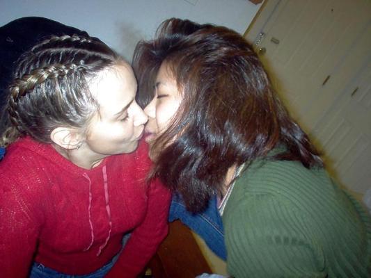 25P Girls Kissing Girls 9