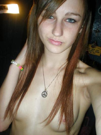 7P Lesbianas emo en topless besándose