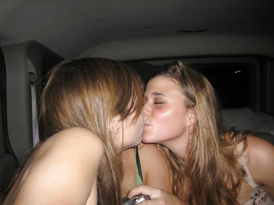 25P Girls Kissing Girls 4