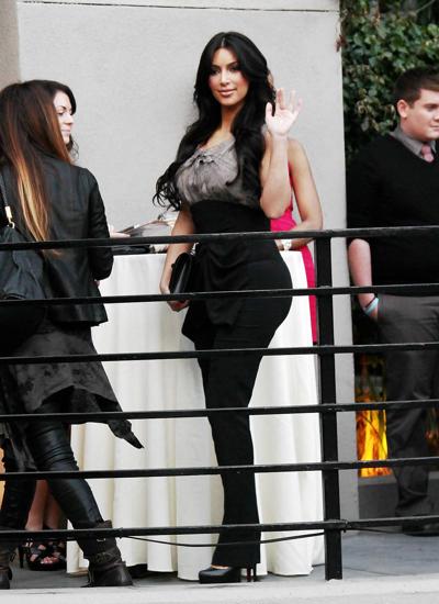 9P Kim Kardashian se fait un cul dodu à Los Angeles