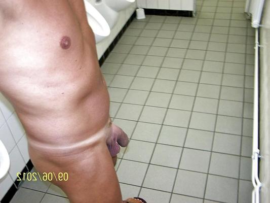 7P Wichsen in public toilet 5
