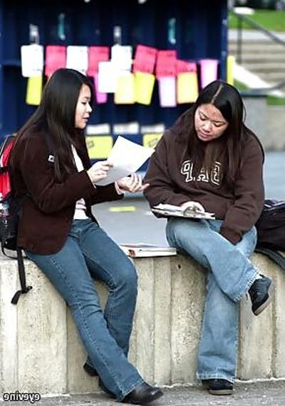 25P Estudiantes universitarios asiáticos