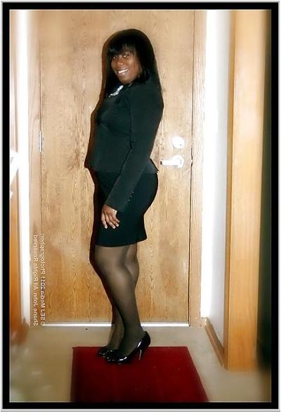 25P Ebony Cougars & MILFs
