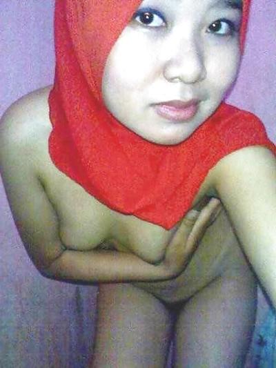 12P Tudung Suka Posing Tetek & Bogel