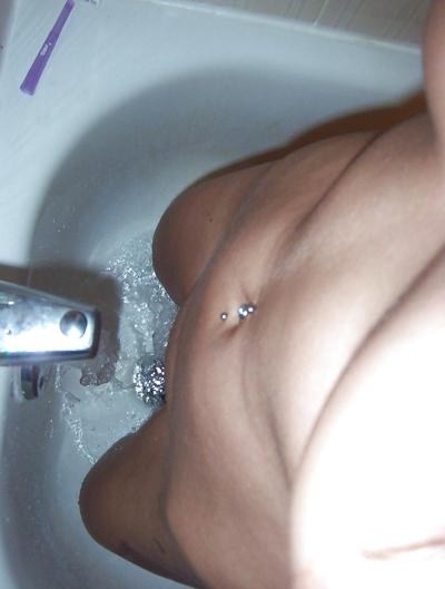 25P GirlFriend tatouée adore poser et sucer des bites