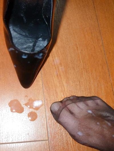 12P Feet close-up