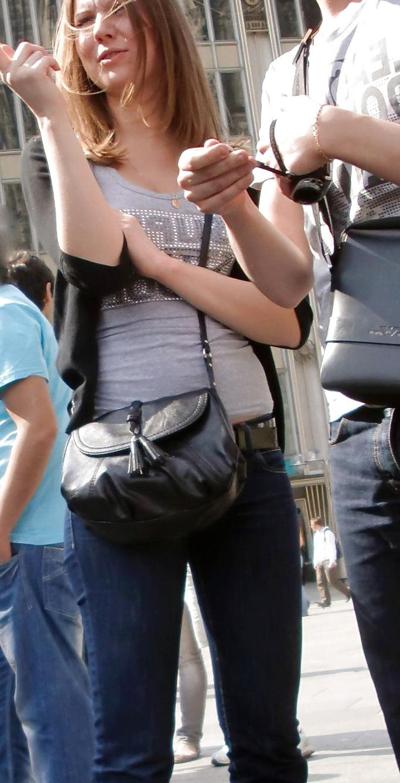 7P トロントのダウンタウン - 彼女は観光客のようだった - 素敵なジーンズ