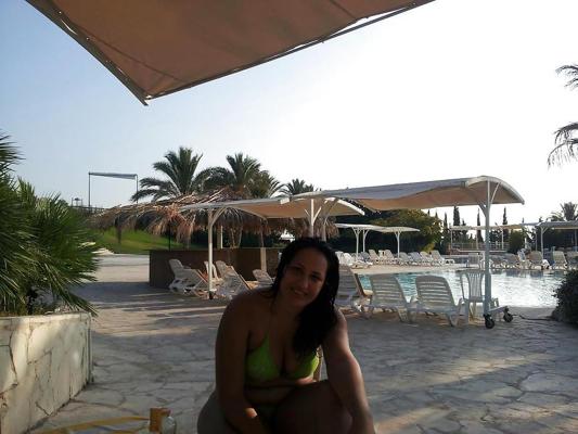 8P Friends by the pool