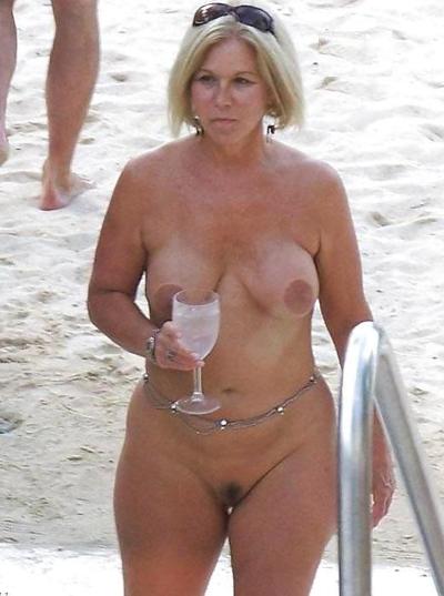 25P Mature women on the beach - 3