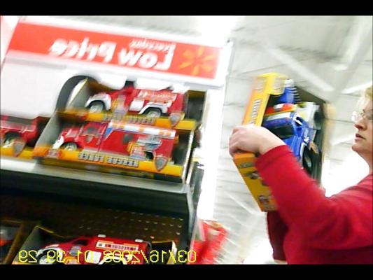 4P 大きなお尻のおばあちゃんがグランドのためにおもちゃを買う