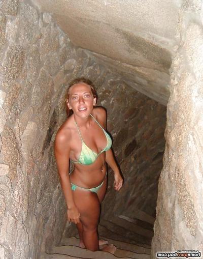 6P Cute naked babe posing
