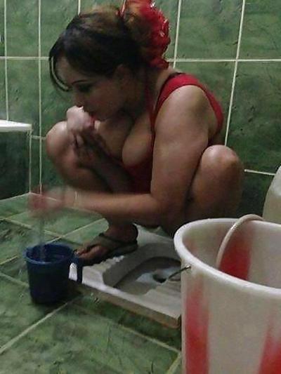 14P Arab BBW showing her body