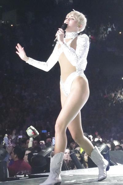 25P Miley Cyrus - This Slut needs a hard Fuck